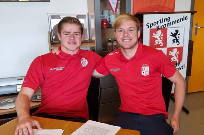 Tim van Os en Finn Lok tekenen hun contract als Kantine Prof voor Sporting Krommenie.